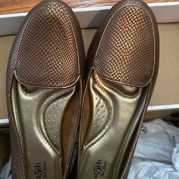 Bronze Women’s Flex Form loafer shoe - Picture 4 of 5